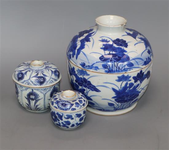 Three Chinese export blue and white jars and covers, Kangxi period tallest 18.5cm